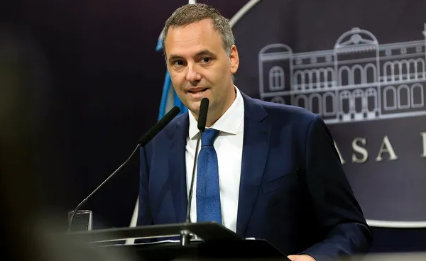 Militantes pagos, tensión entre organizaciones y el respaldo absoluto de Nación: cómo fue el cierre de campaña de Adorni